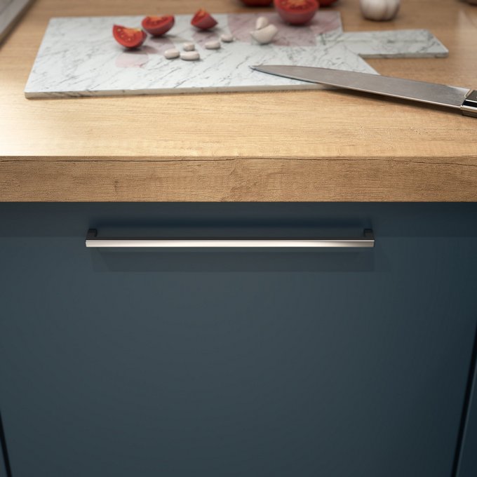 Plan de travail en bois dans cuisine bleue
