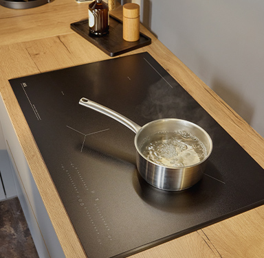 casserole qui bout sur plaque de cuisson